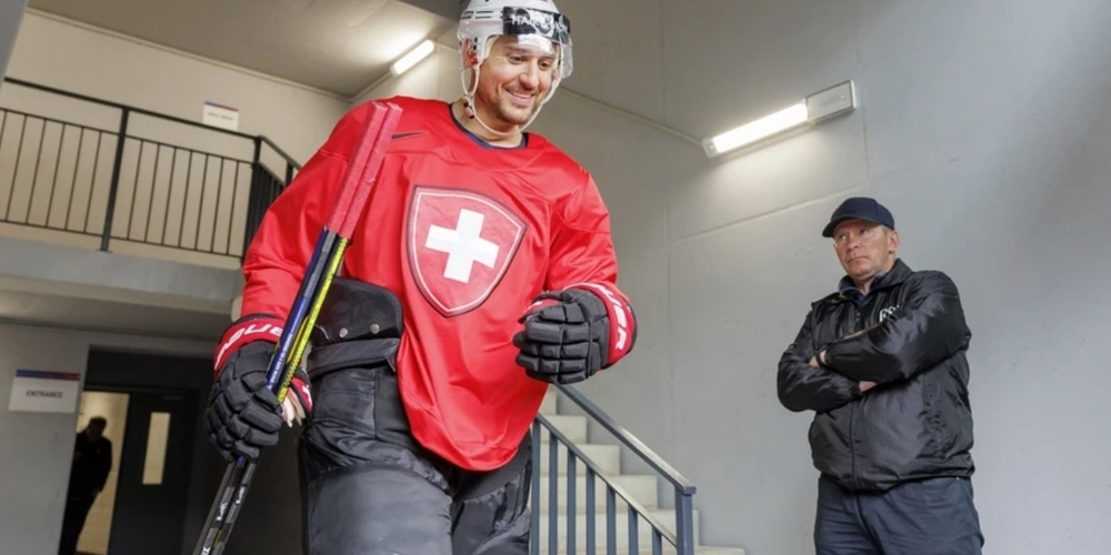 Start geglückt: Nino Niederreiter schreitet mit einem Lächeln in die Garderobe.