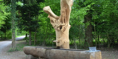 Nun ziert dieser schöne gestaltete Brunnen die Hürstwiese.