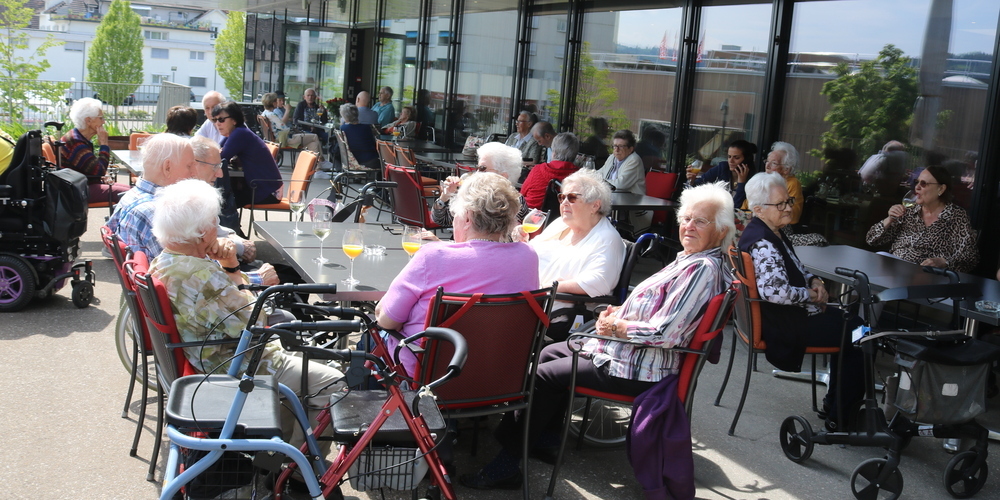 Der Apéro zum Muttertag konnte bei schönsten Wetter im Freien genossen werden.