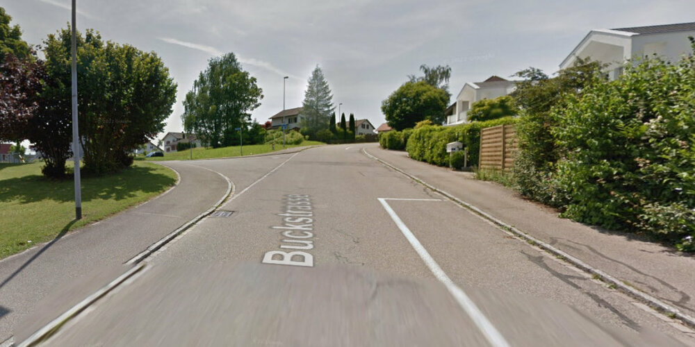 Die  Bauarbeiten beinhalten den Bau einer neuen Strassenentwässerung und die Erneuerung der Strassenabschlüsse und Asphaltbeläge in der Strasse und im Trottoir (Archivbild).