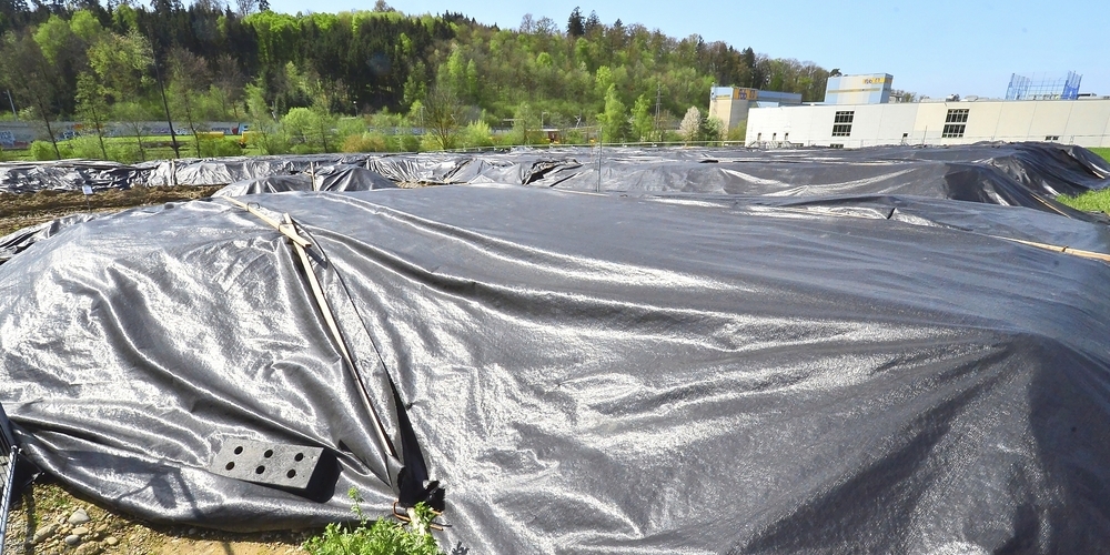 Die mit schwarzer Folie abgedeckten Erdhaufen. Die Folie soll das Wachstum von Pflanzen verhindern, so dass die Japankäfer-Larven keine Nahrung finden. Inzwischen liegen auf dem Areal im Steinacher-Quartier rund 4300 Kubikmeter Aushub.