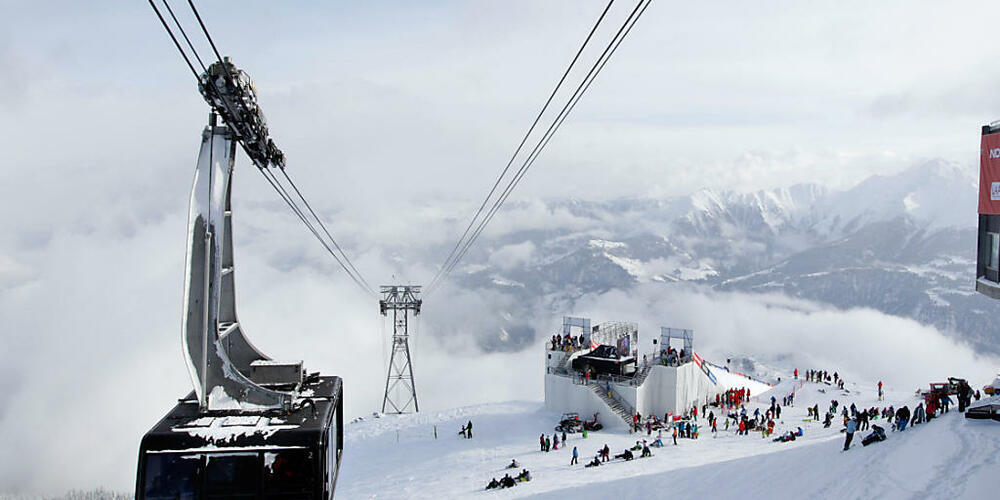 Eine Seilbahngondel mit der Markenaufschrift "Laax" trifft in der Bergstation ein. In Zukunft tritt die Destination unter dem Namen "Flims Laax" auf. (Archivbild)