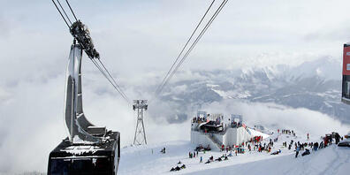 Eine Seilbahngondel mit der Markenaufschrift "Laax" trifft in der Bergstation ein. In Zukunft tritt die Destination unter dem Namen "Flims Laax" auf. (Archivbild)
