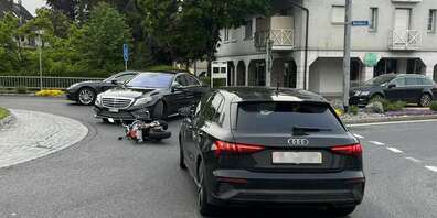 Eine Motorradfahrerin wurde bei diesem Unfall leicht verletzt.