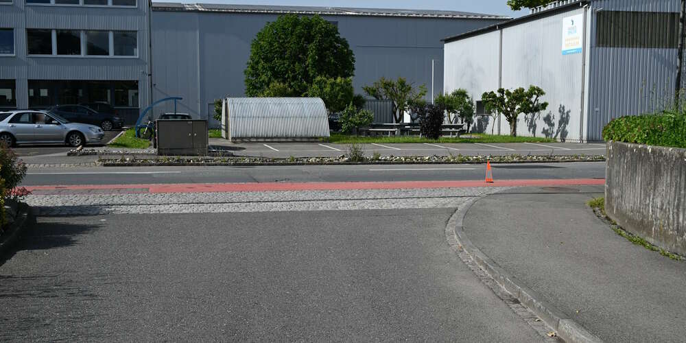 Der Fahrer sah die Velofahrerin nicht kommen.