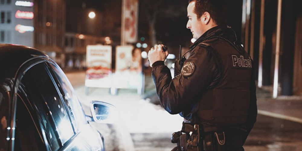 Ein Polizist der Kantonspolizei Zürich überprüft die Fahrfähigkeit eines Fahrzeuglenkers. (Symbolbild)
