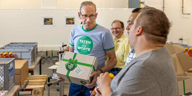 Neu in diesem Jahr ist die Möglichkeit für Kunden, bei Coop ein Spendenpaket zu kaufen, das in Zusammenarbeit mit der Schweizer Tafel an Armutsbetroffene in der Schweiz gespendet wird.