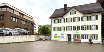 Die Kita Nepomuk mit der Raiffeisenbank am Ricken daneben.
