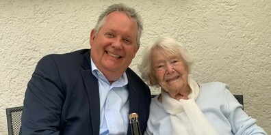 Die Jubilarin Lilly Küng freute sich über den Besuch von Stadtpräsident Thomas Niederberger.