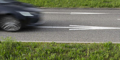 Mutmasslich wurden während einer Sitzung des Schulrats in Lütisburg Radmuttern am Auto der Schulpräsidentin gelockert. (Symbolbild)