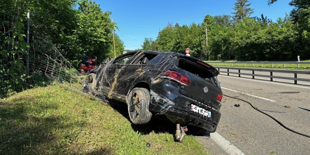 Auto in Unfallendlage.