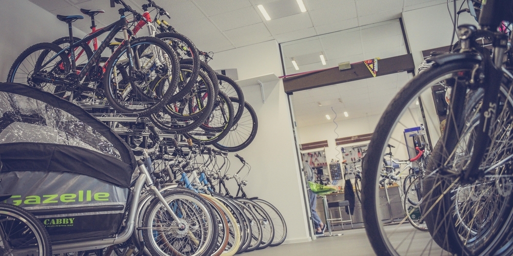 Bei einem gewaltsamen Einbruch in ein Geschäft wurden über zwanzig E-Bikes und Mountainbikes von sechsstelligem Wert gestohlen. (Symbolbild)