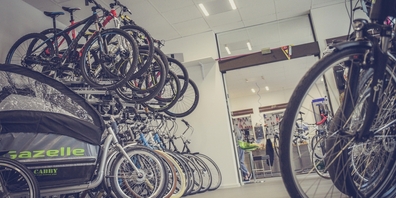Bei einem gewaltsamen Einbruch in ein Geschäft wurden über zwanzig E-Bikes und Mountainbikes von sechsstelligem Wert gestohlen. (Symbolbild)