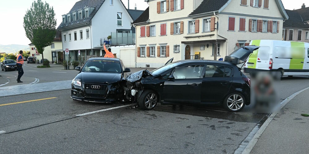 In der Dorfmitte kam es zum Zusammenstoss.