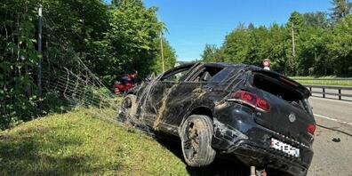 Drei Personen verletzten sich bei einer Kollision zwischen einem Auto und einem Lieferwagen auf der Forchautostrasse.