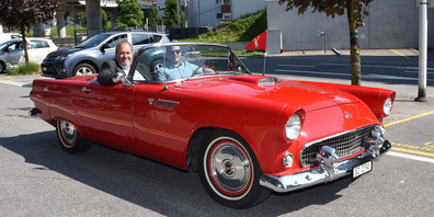 Der neue Gemeindepräsident Emil Woodtli (links) liess sich im Ford Thunderbird durch Lachen chauffieren. (Bild: Stefan Grüter)