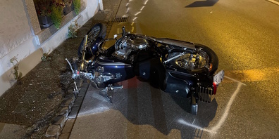 Die Motorradfahrerin kam zu Fall, als sie einem E-Scooter auswich.