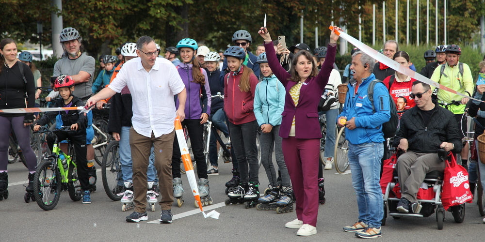 Das Veloforum will zur Förderung des Veloverkehrs beitragen. Auf dem Bild eröffnen Regierungsrat Mario Fehr und Stadträtin Simone Brander den Slow-up Zürichsee im September 2023. Er gilt als einer der Grossveranstaltungen für den Langsamverkehr. 