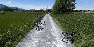 Beim Unfall wurden der Velofahrer und die eine E-Bikefahrerin leicht, die andere unbestimmt verletzt.