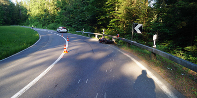 In dieser Linkskurve kippte der Motorradfahrer linksseitig zu Boden, rutschte rund 30 Meter über die Strasse und prallte auf der rechten Seite in die dortige Leiteinrichtung. (Bild: kapozg)