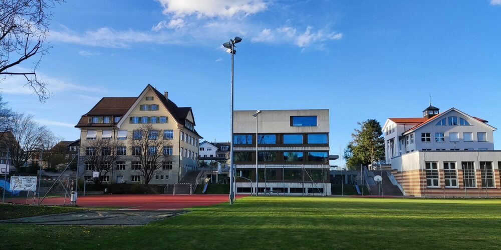 Das Schulhaus Gallus (links) feiert einen hohen Schnapszahl-Geburtstag. So wird der Rasenplatz zum grossen Festgelände.