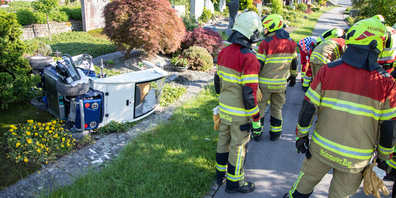 Ein 70-Jähriger stürzte mit seinem Elektrogahrzeug rund drei Meter die Böschung hinunter auf das Friedhofgelände. Dort wurde er unter seinem Elektromobil eingeklemmt. (Bild: kapozg)