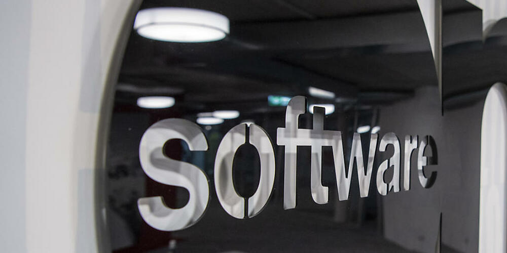 Das Logo von SofwareOne am Hauptsitz in Stans NW. (Archivaufnahme)