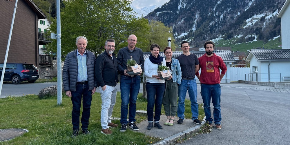 Neu aufgestellt: Der gesamte Vorstand mit den abtretenden (mit Blumen) und den neu  gewählten Mitgliedern (rechts aussen). 