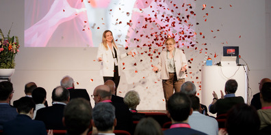 Moderatorin Olivia Spuhler und Stadtpräsidentin Maria Pappa