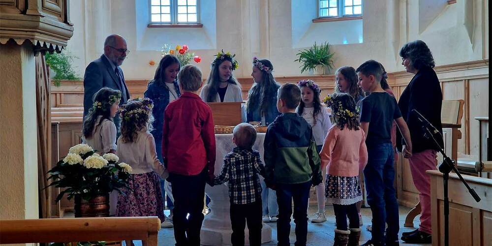 Die Kinder feiern ihr Abendmahl mit Alexandra Simonet und Alex Schaub, bevor sie es den Grossen verteilen. 