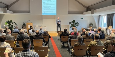 Christian Sepin, Präsident der Fachgruppe Energie begrüsste die Besucher zur Veranstaltung «Energiewende im Mehrfamilienhaus».
