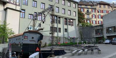 Auf einer kleinen, schmucken Bühne will das Variété Pavé die Zuschauer verzaubern.