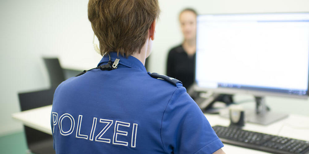 Bei gewissen Anzeigen ist eine Einvernahme durch eine Polizistin oder einen Polizisten notwendig. In solchen Fällen ist eine Anzeigenerstattung über die Online-Plattform "Suisse ePolice" nicht möglich. (Symbolbild)