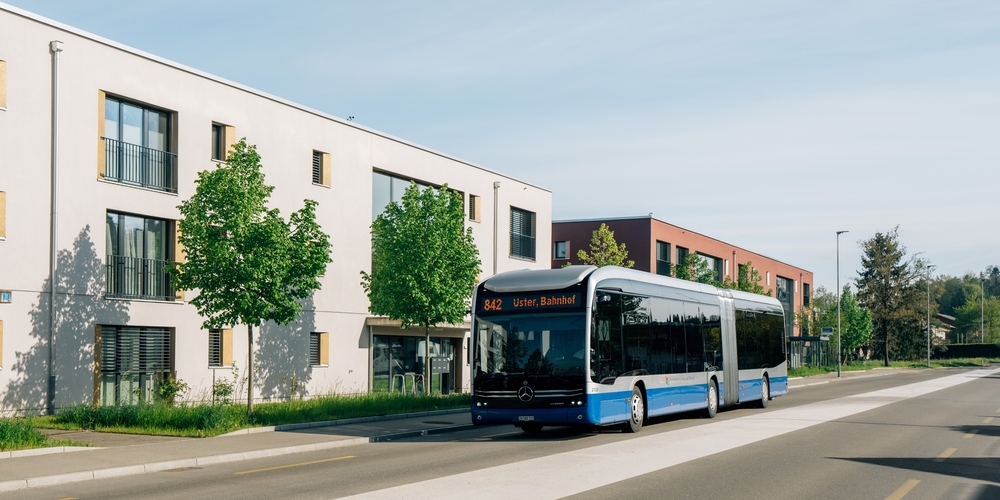 Einer der drei ersten Elektrobusse der VZO in Mönchaltorf. Die beiden anderen fahren in rot als Stadtbus Rapperswil-Jona.