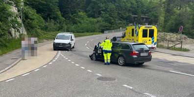 Der Mann kolliderte erst mit einem anderen Auto und dann frontal mit einem Lieferwagen.