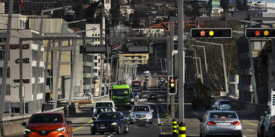 Auf der Rosengartenstrasse in Zürich kann Tempo 30 vorerst nicht eingeführt werden: Die kantonale Sicherheitsdirektion hat das Vorhaben abgelehnt. (Symbolbild)