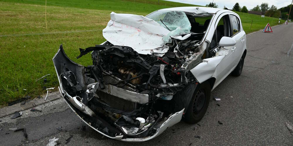 Durch den Unfall wurde das Innenleben des Autos offenbart.