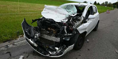 Durch den Unfall wurde das Innenleben des Autos offenbart.