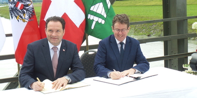 Bundesrat Albert Rösti und der österreichische Minister Norbert Totschnig bei der Unterfertigung des Staatsvertrages