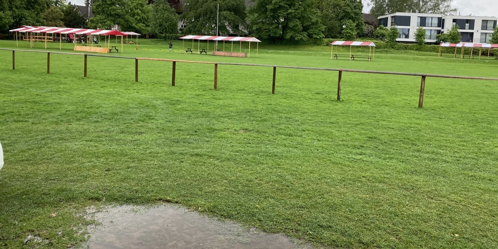 Grosse Pfützen auf der Kinderfestwiese machen eine Verschiebung unumgänglich.