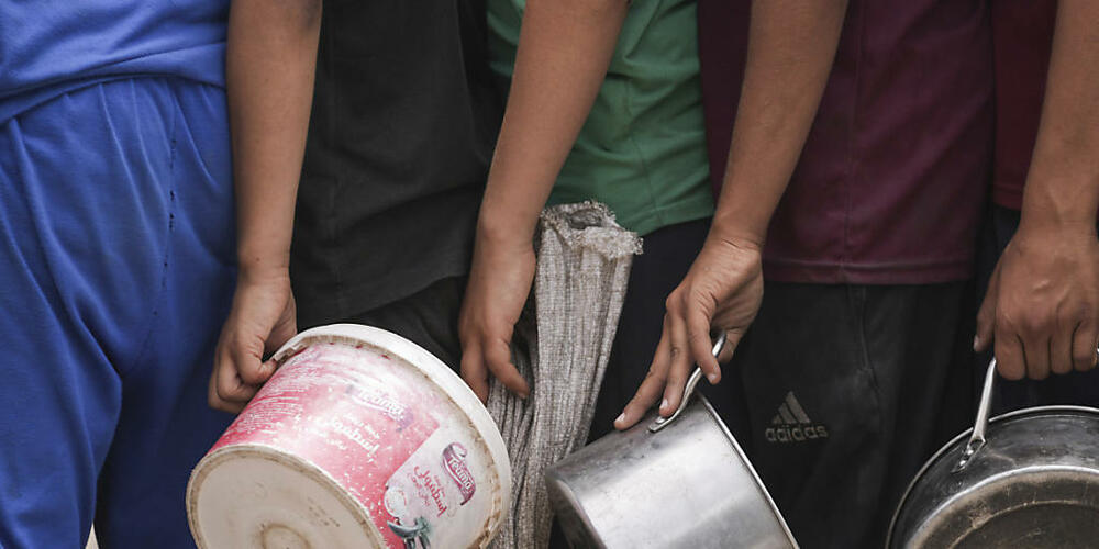 Menschen stehen am 10. Mai 2024 in der Stadt Deir al-Balah im Gazastreifen für eine Essensverteilung an. (Archivbild)