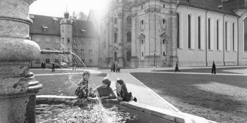 Kinder im Jahr 1979 spielen auf dem Klosterplatz.