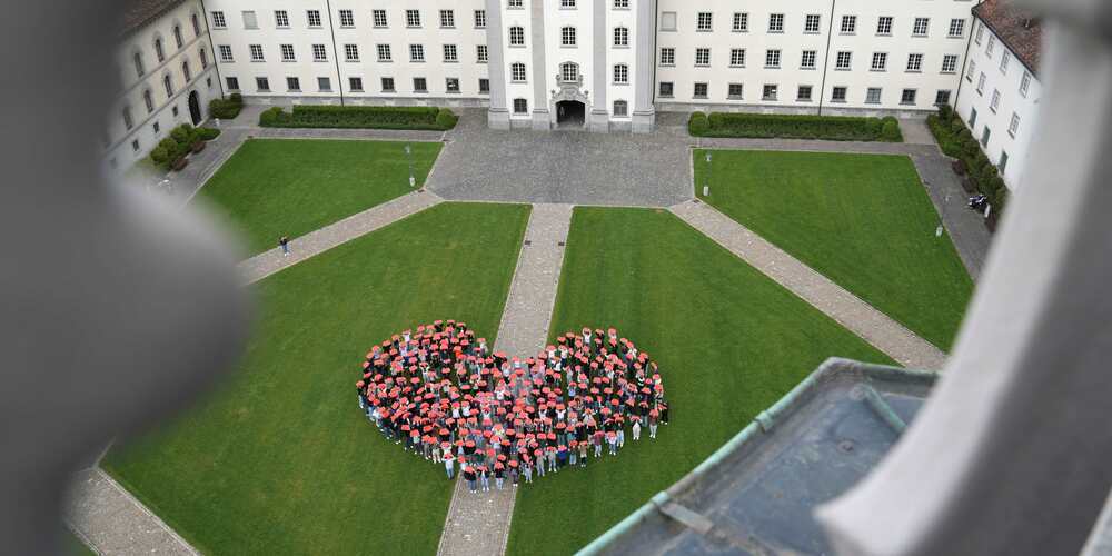 Alle Schülerinnen der Meitleflade bilden ein riesengrosses Herz auf der Klosterwiese.