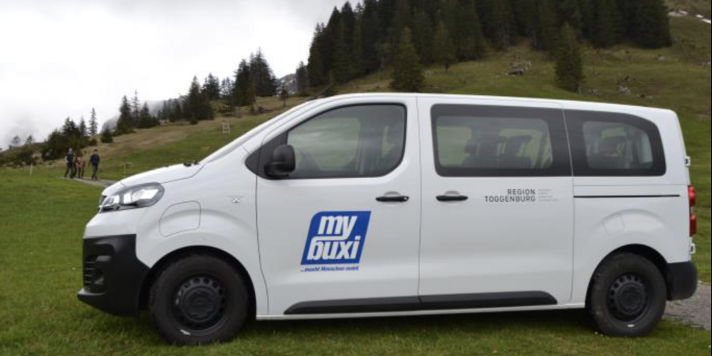Mybuxi auf der Risi-Passhöhe, Bild: zVg bereit zum Abholen einer kleinen Wandergruppe.
