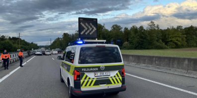 Die ausgerückten Polizisten durften erfreut feststellen, dass die Unfallstelle bereits professionell abgesichert war.  Ein Feldjäger der deutschen Bundeswehr reagierte korrekt.