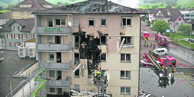 Atemschutztrupps der Feuerwehren kontrollierten jedes Zimmer. Glücklicherweise wurde niemand vermisst.  (Bild: Geri Holdener)