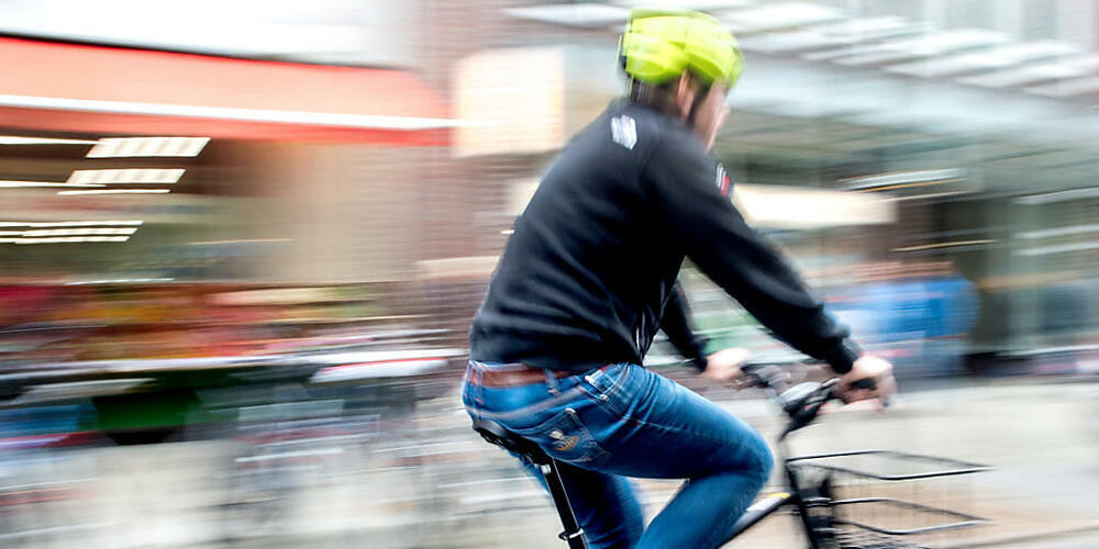 Der Autofahrer hat den E-Biker laut ersten Erkenntnissen der Polizei im Kreisel übersehen. (Archivbild)