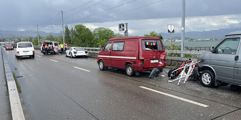 Der Motorradfahrer wurde zwischen zwei Fahrzeugen eingeklemmt.