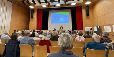 Rund 90 Personen kamen zum Infoabend. Stadtpräsident Wolfgang Giella führte in die Thematik ein.