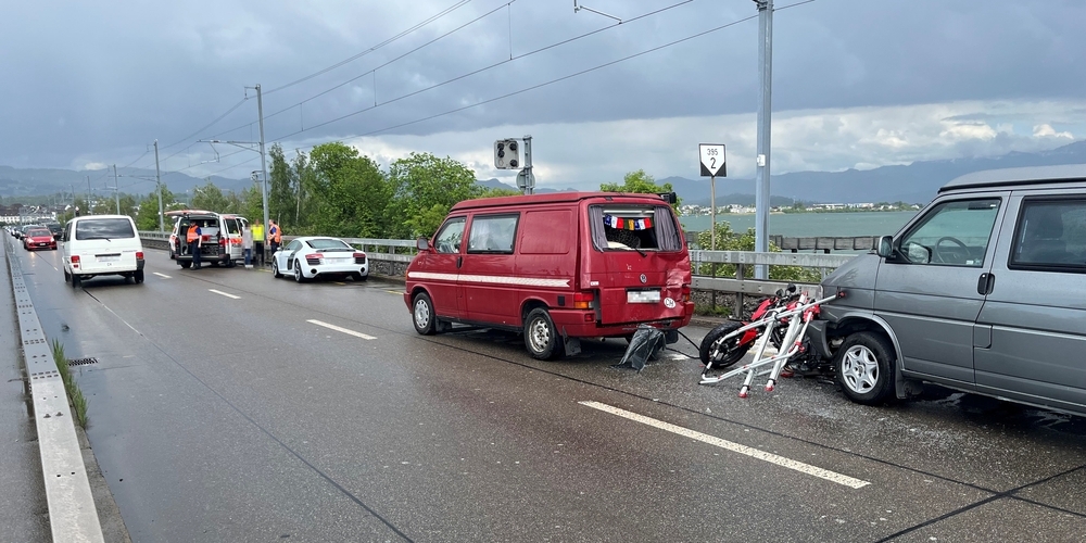Beim Auffahrunfall wurde das Motorrad zwischen dem roten und dem grauen Auto eingeklemmt. Insgesamt entstand 35'000 Franken Sachschaden.